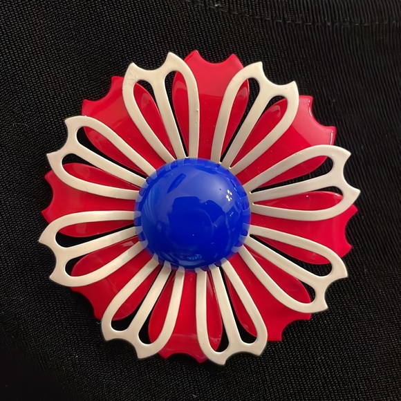 Vintage 1960s red, white and blue enameled flower pin - Picture 5 of 7